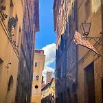 Dimora Con Finestra Sui Tetti Di Siena